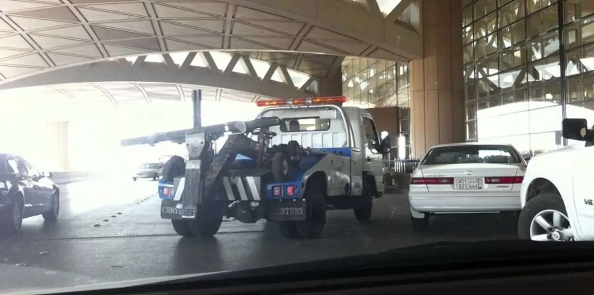 لبنانية خارقة تجر السيارات والشاحنات وتكسّر الحجارة (صورة)