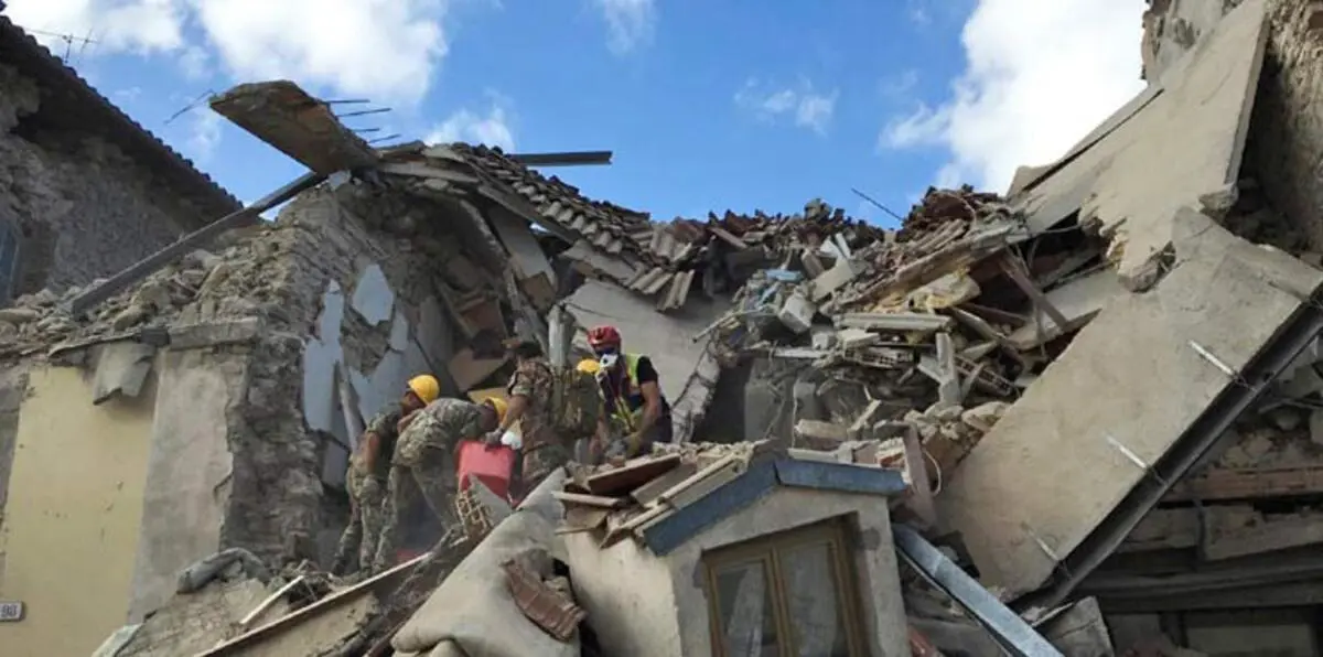 شارلي إيبدو تسخر من ضحايا زلزال إيطاليا (صورة)