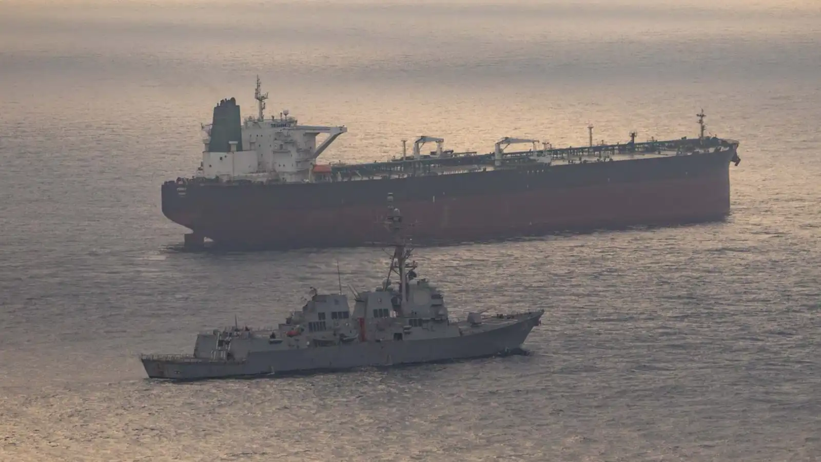 مدمرة أمريكية تعترض مسار سفينة كانت تتجه نحو موانئ إيران