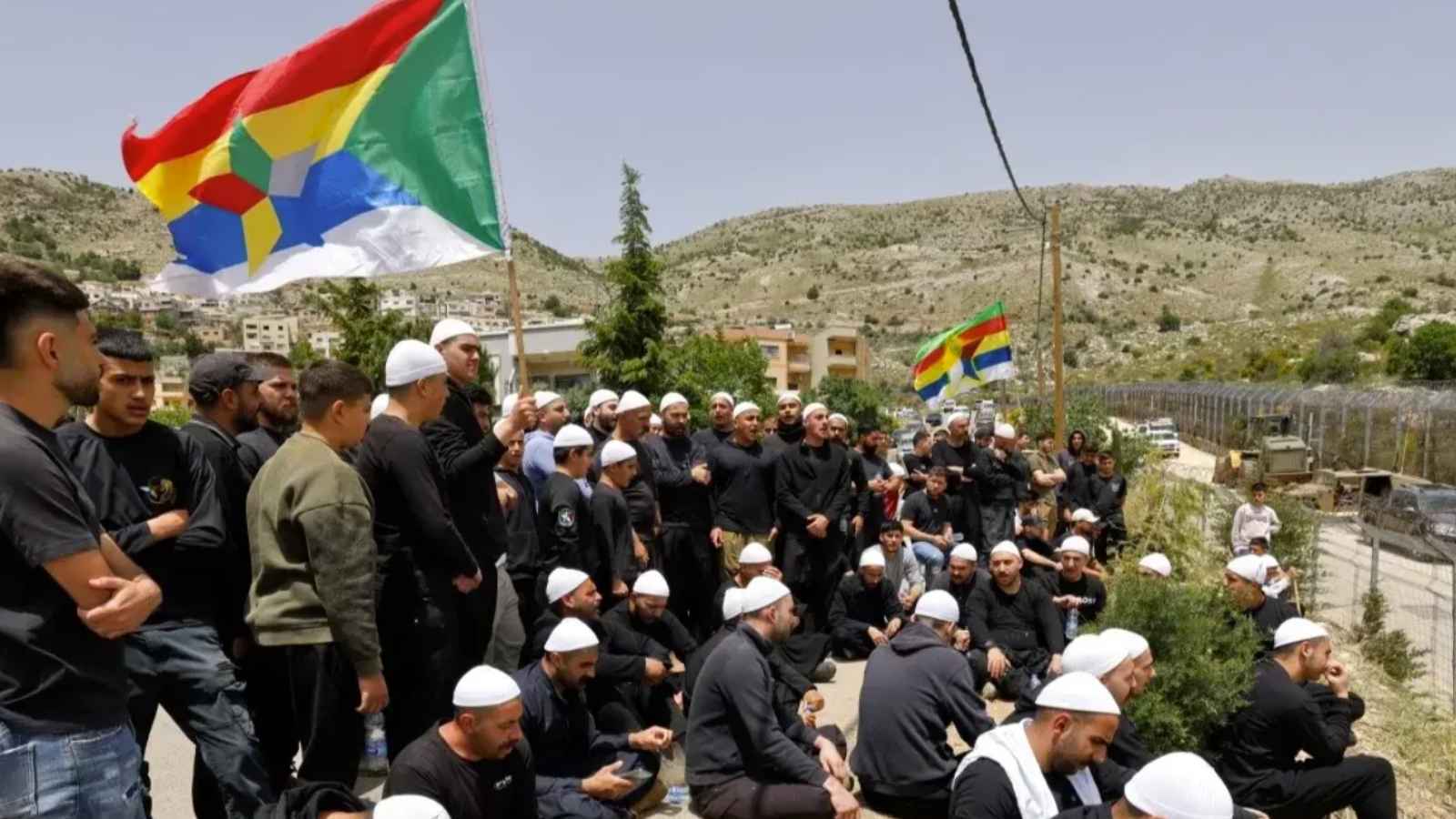 استنكارا لأحداث السويداء.. محتجون "دروز" يقطعون طريقا بجبل لبنان (فيديو)