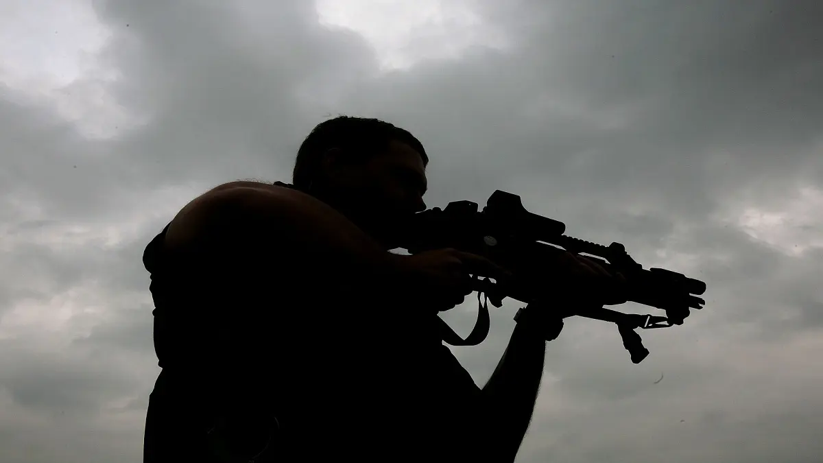 اليمن.. مسلحون ينهبون رواتب موظفي النيابة العامة بأبين