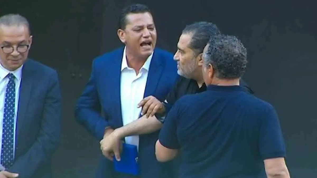 اشتباك على المنصة.. رئيس الملعب التونسي يرفض مصافحة مدرب الترجي (فيديو)