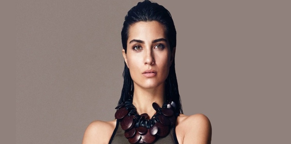 توبا بويوكستين بقصة شعر ولون جديدين (صورة)