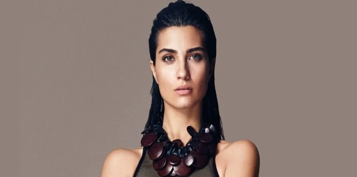 توبا بويوكستين بقصة شعر ولون جديدين (صورة)