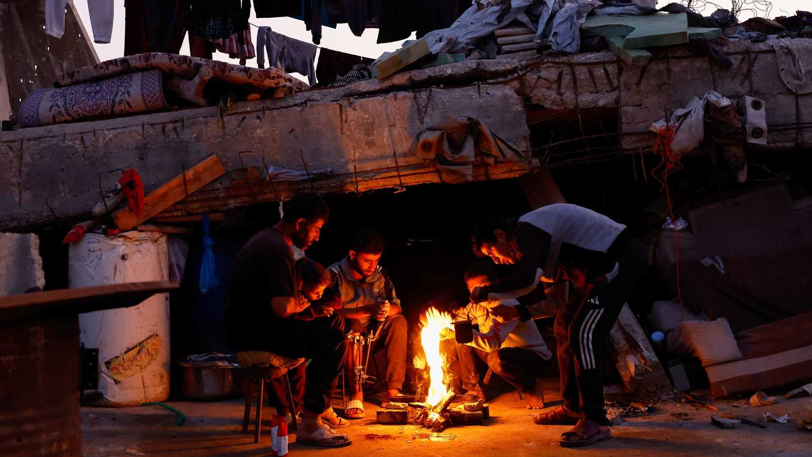 "طعام بنكهة النفايات".. أزمة الوقود تدفع سكان غزة نحو "موت بطيء"