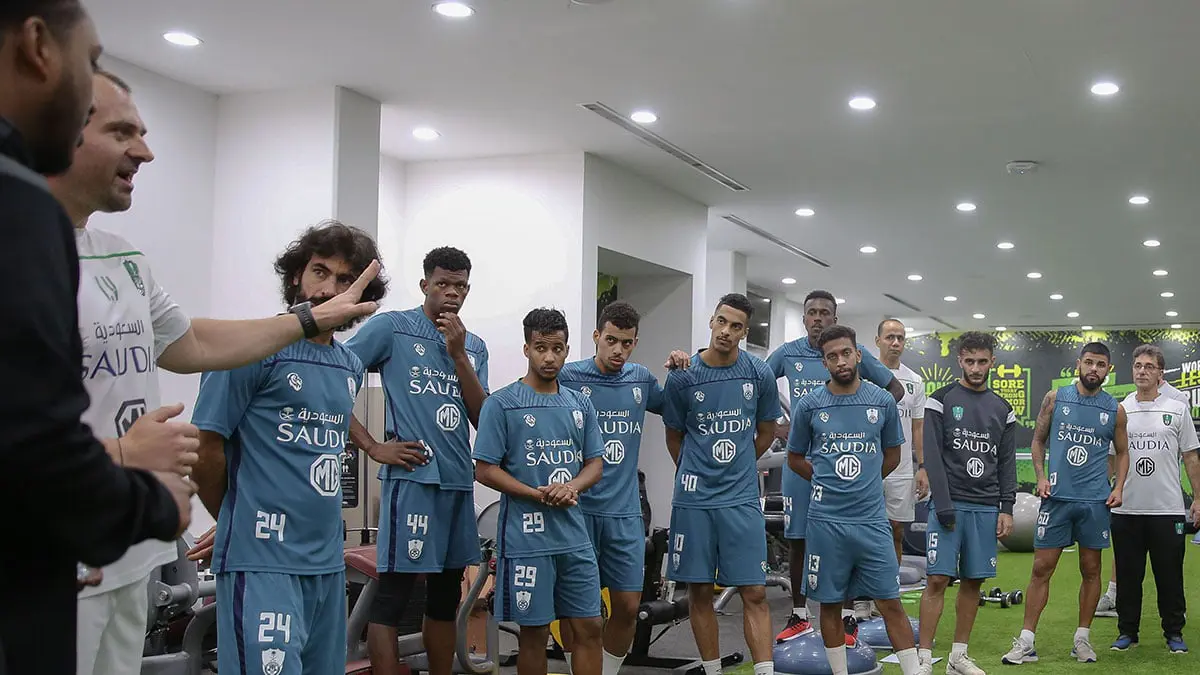 النادي الأهلي السعودي يحصل على موافقة مبدئية من لاعبيه لتخفيض رواتبهم
