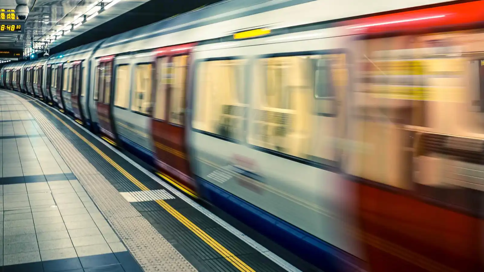 اعتقال تيكتوكر شهير في مترو لندن لسبب غريب (فيديو)