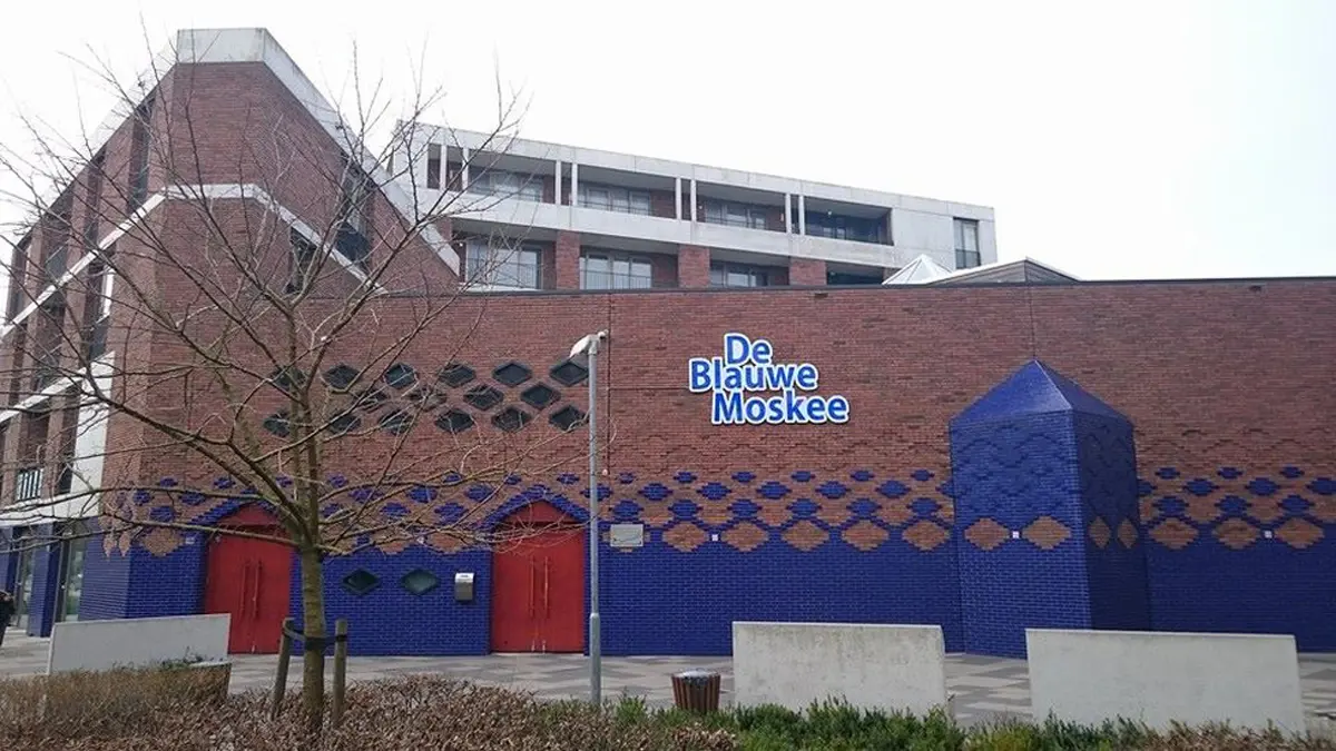 رفع الأذان عبر مكبر الصوت لأول مرة في أمستردام 