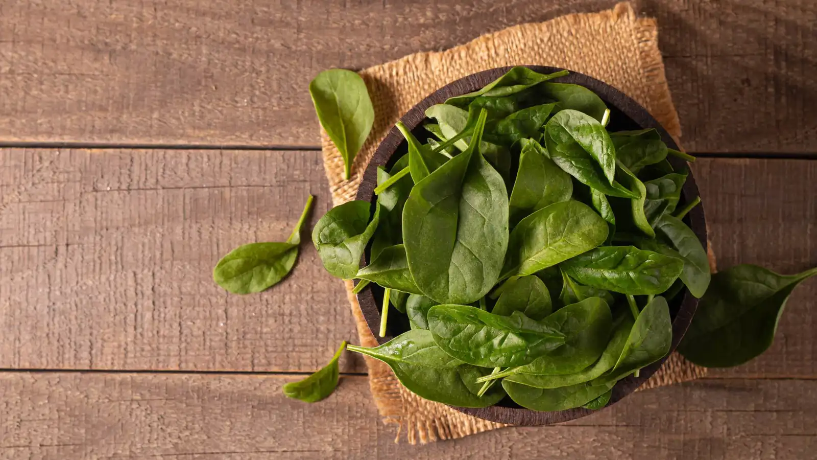كيف تستفيد من الحديد في السبانخ؟.. السر في هذا الفيتامين