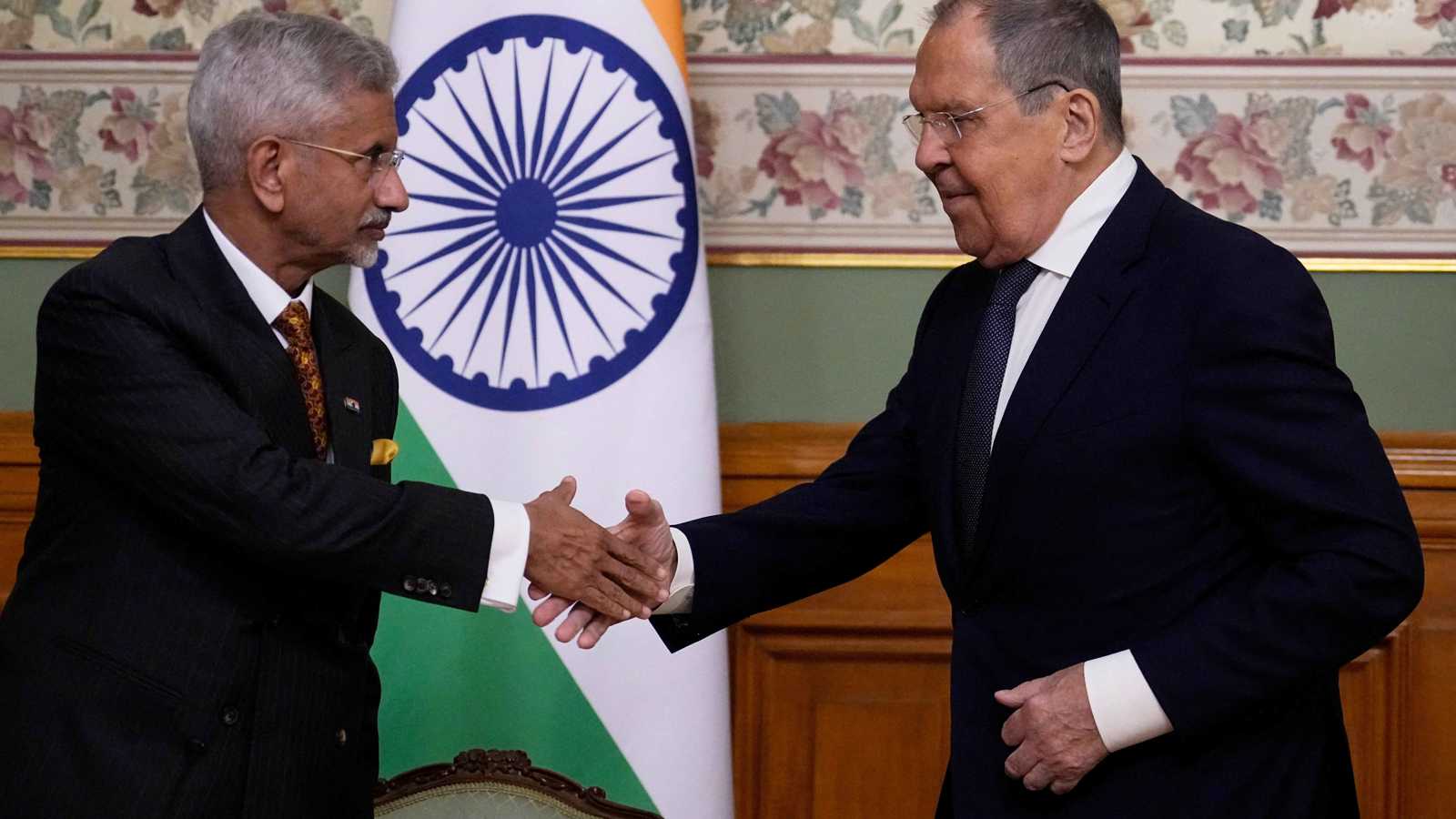 بين موسكو وواشنطن.. الهند تلعب بالنار على "برميل نفط"