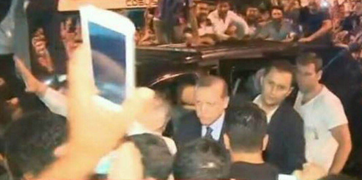 أردوغان يظهر بين حشود في اسطنبول بعد محاولة الانقلاب