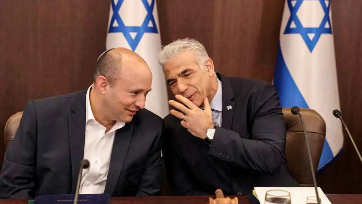  يائير لابيد يتحدث مع نفتالي بينيت