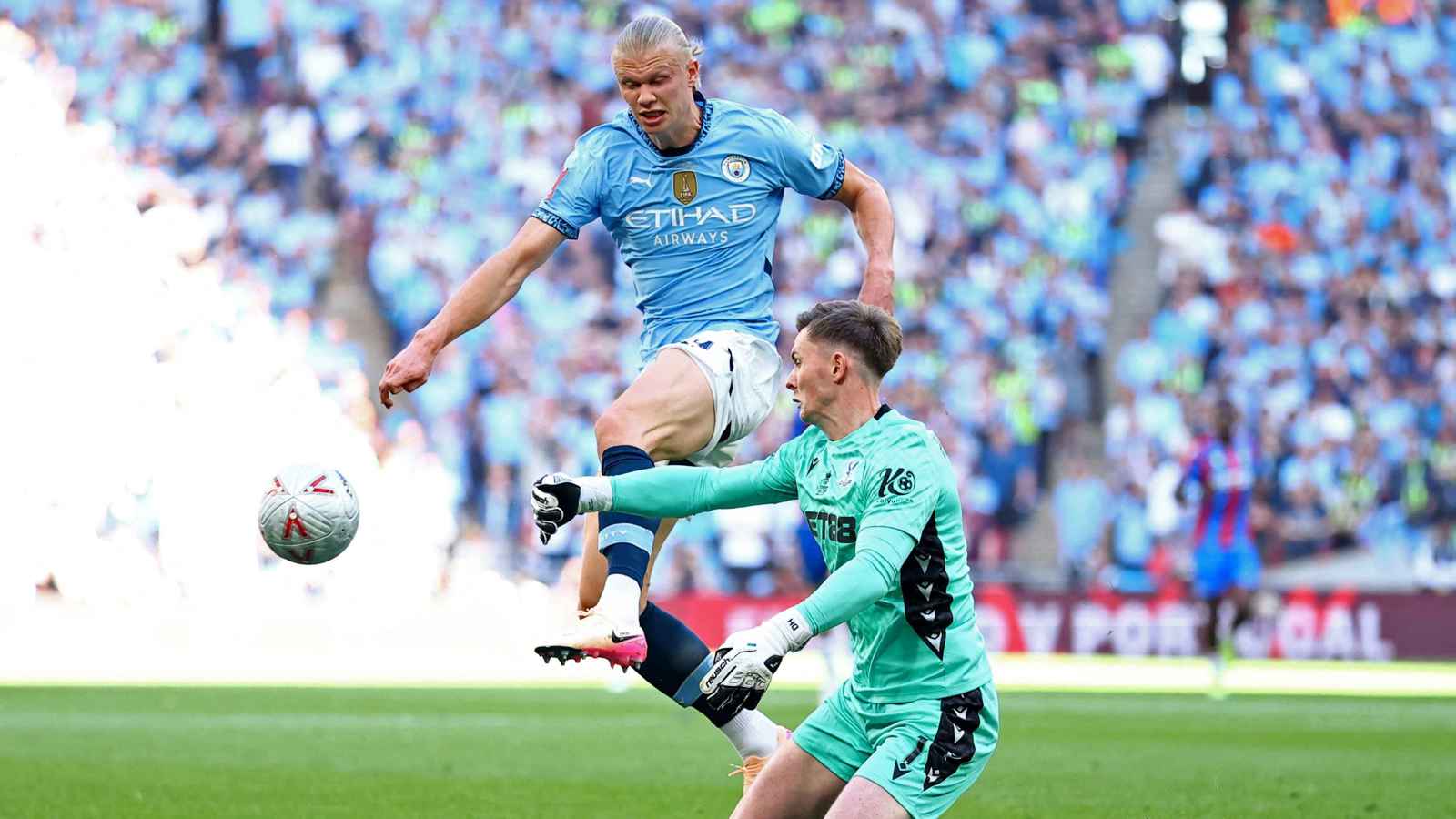 لماذا لم يُطرد حارس كريستال بالاس رغم لمس الكرة بيده خارج منطقة الجزاء؟