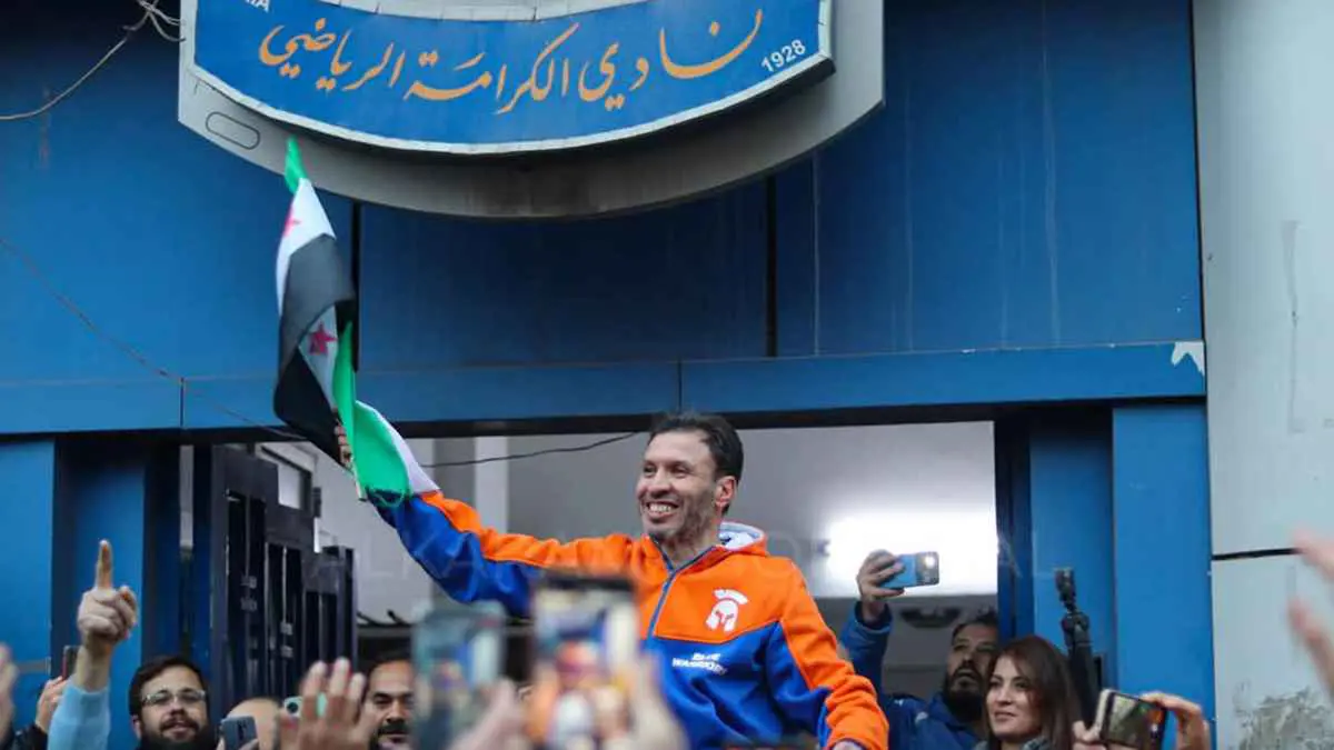 رفض تمثيل المنتخب خلال حكم الأسد.. استقبال جنوني لجهاد الحسين في حمص (فيديو)