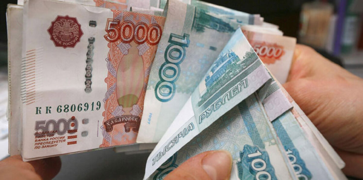 الكرملين يطمئن الروس رغم هبوط الروبل لمستوى قياسي