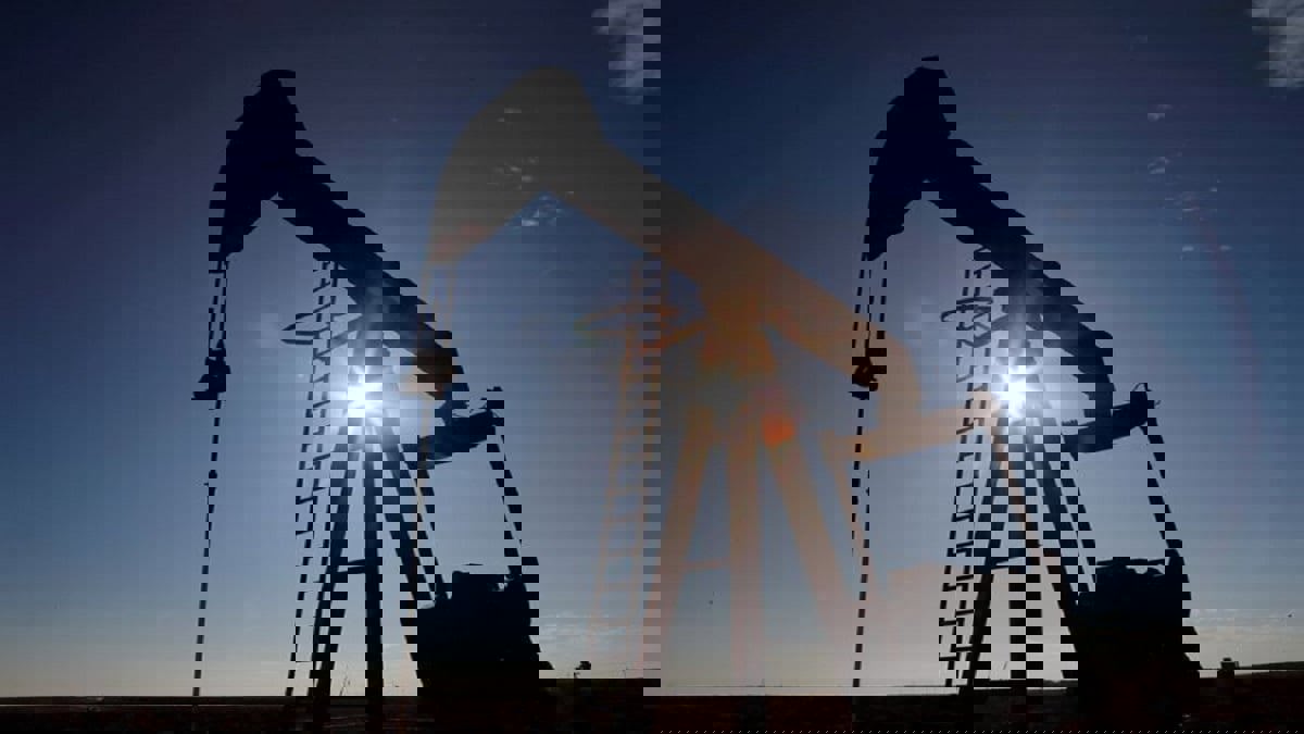 "صدمة الإمدادات العالمية" ترفع النفط فوق حاجز 65 دولارا