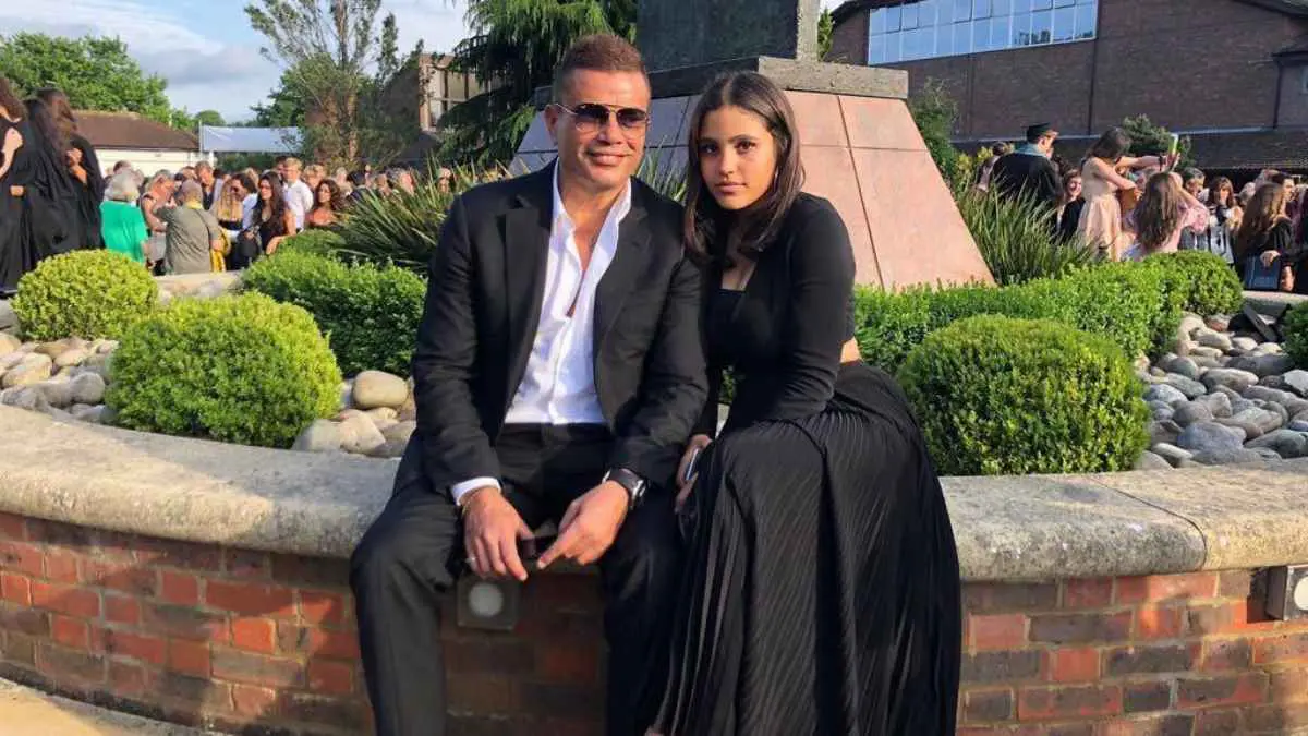 هل تحترف ابنة عمرو دياب الغناء بدعم والدها؟