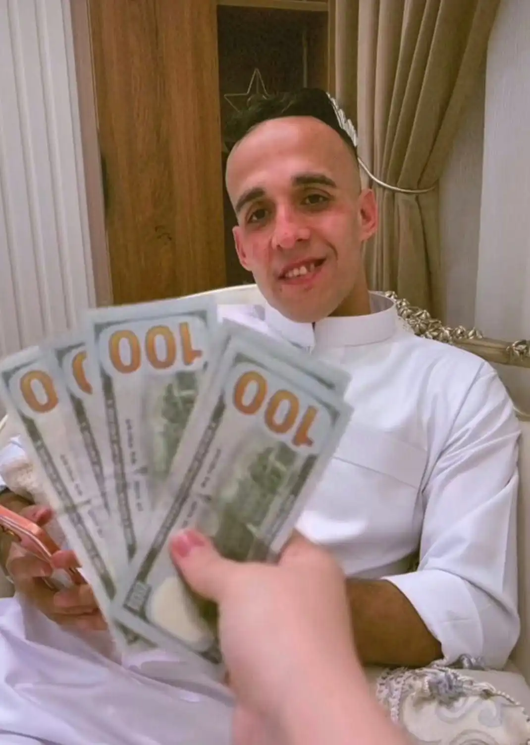 ناصر منسي يثير جدلا بهدية لزوجته (صور)