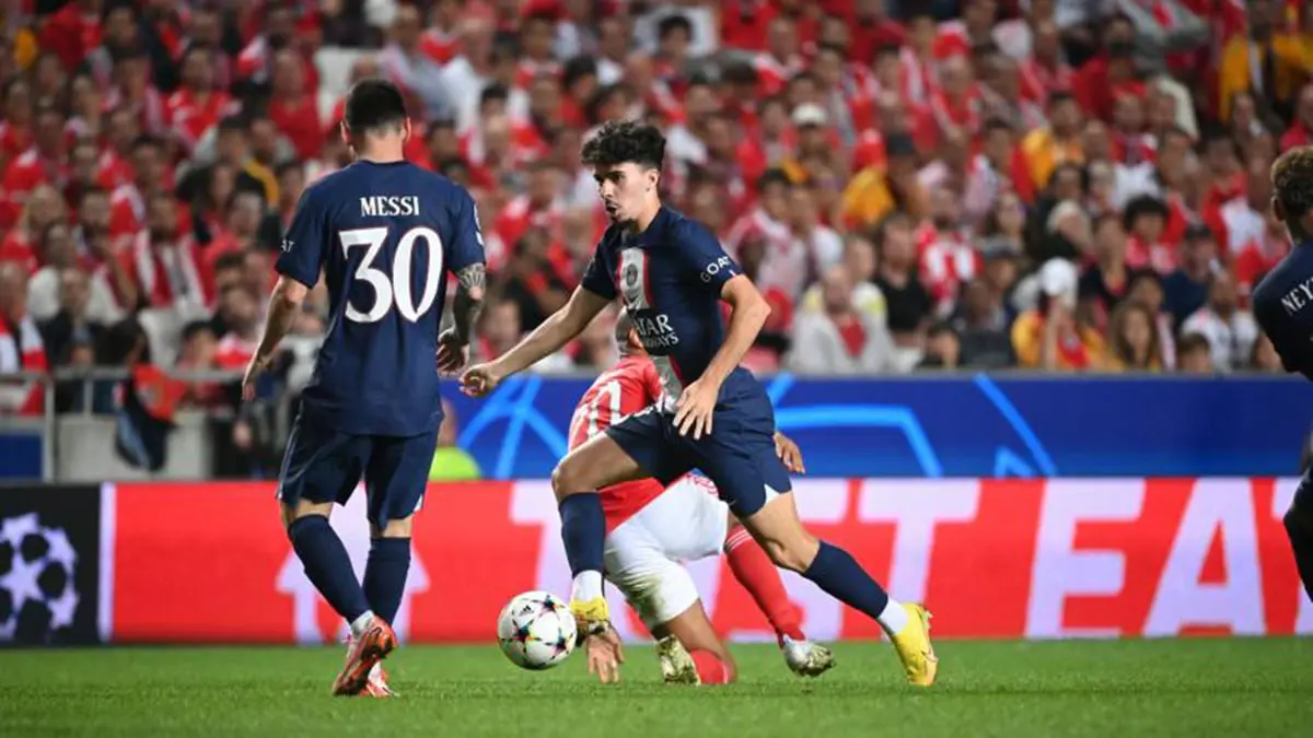 ميسي يحذر زميله فيتينيا بعد تدخل خشن في آخر تدريبات سان جيرمان