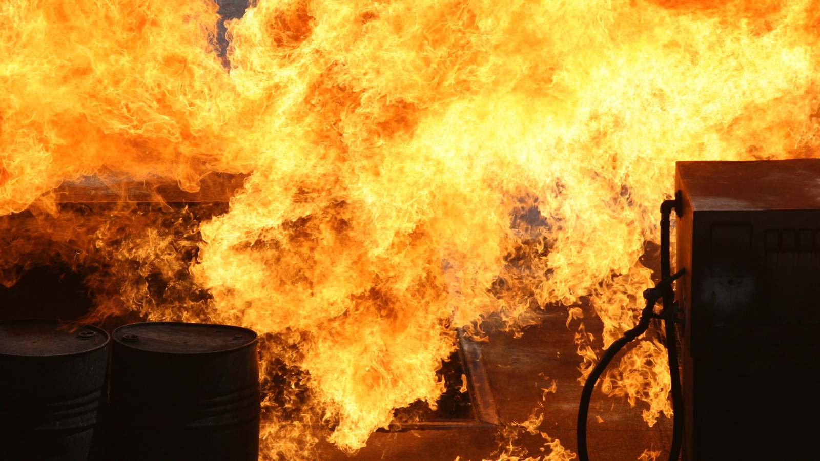 حريق كبير بمحطة وقود يتسبب بإصابات في العراق (فيديو)