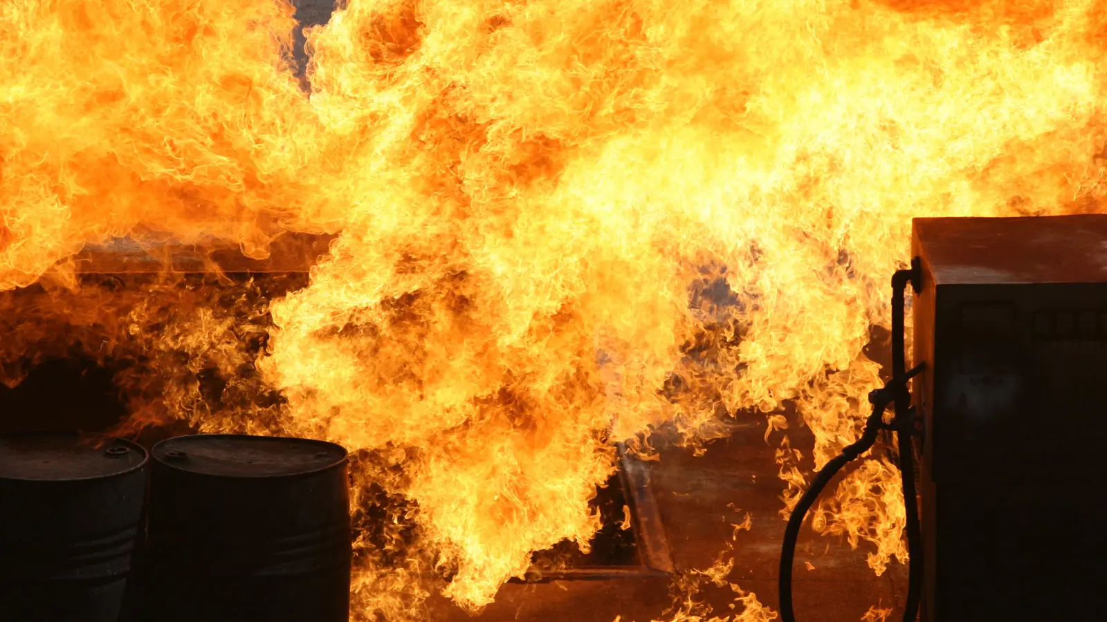 حريق كبير بمحطة وقود يتسبب بإصابات في العراق (فيديو)