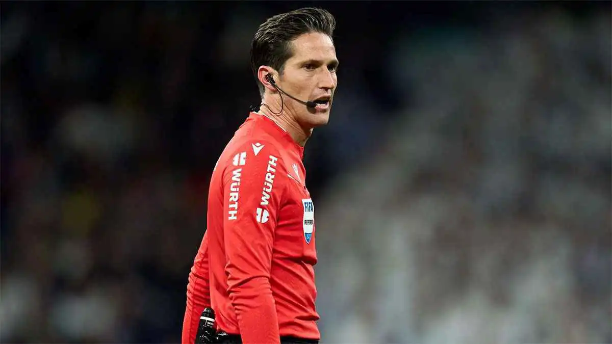 أوقف بسبب تحيزه لبرشلونة.. مفاجآت صادمة حول حكم نهائي السوبر الإسباني