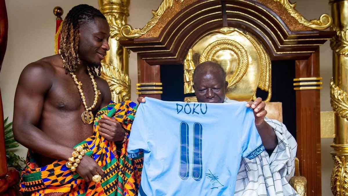 نجم مانشستر سيتي يتلقّى البركة من حاكم مملكة الأشانتي في غانا (صور)