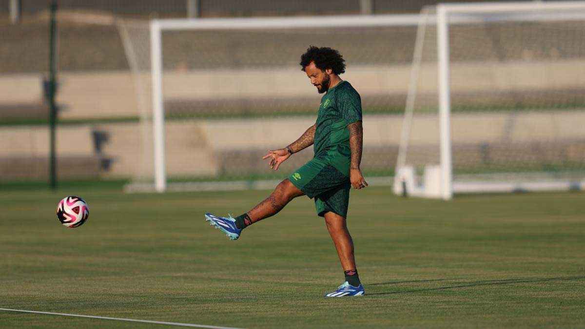 دفعه وأعاده للدكة.. اشتباك بين مدرب فلومينينسي ومارسيلو (فيديو)