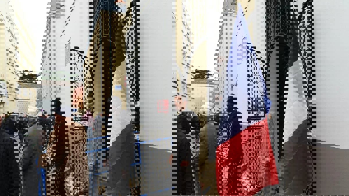 فرنسا تتجه إلى "هيكلة وضع المسلمين"