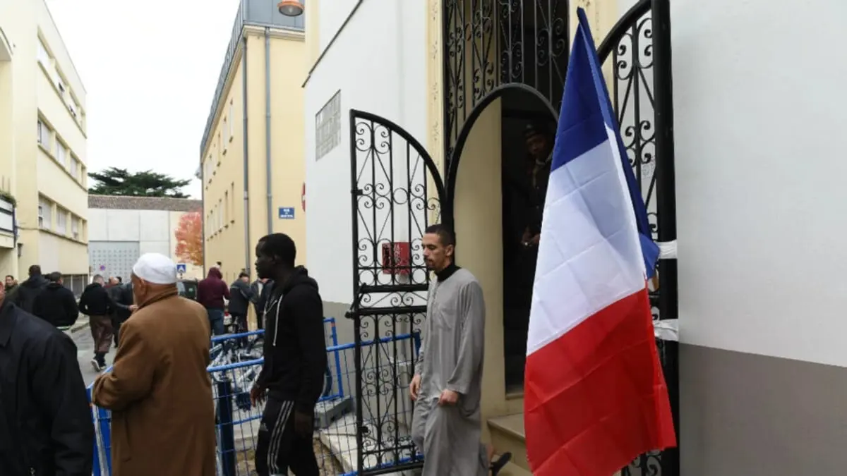 فرنسا تتجه إلى "هيكلة وضع المسلمين"