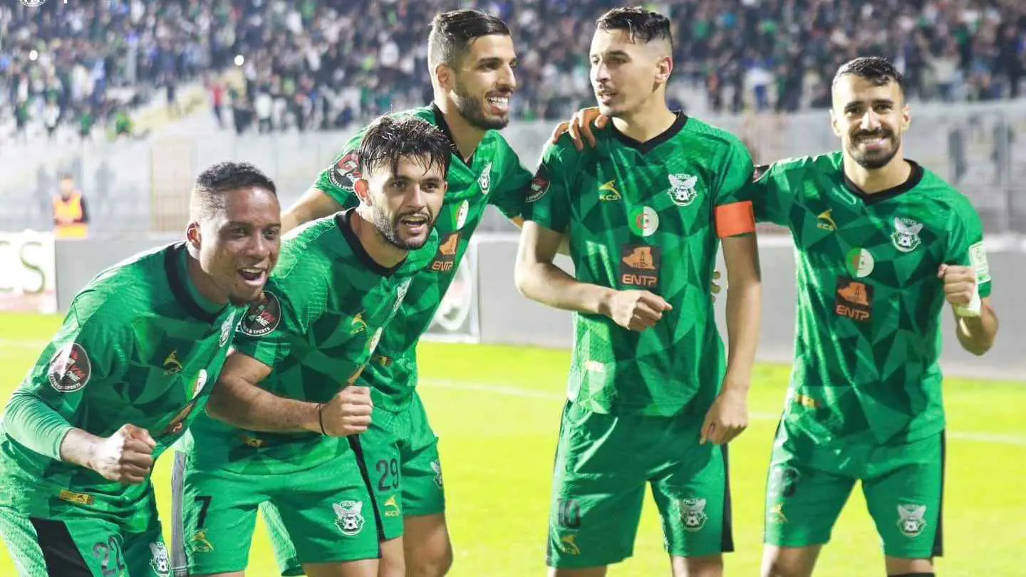 شباب قسنطينة يهزم اتحاد العاصمة وينتزع منه صدارة الدوري الجزائري (فيديو)