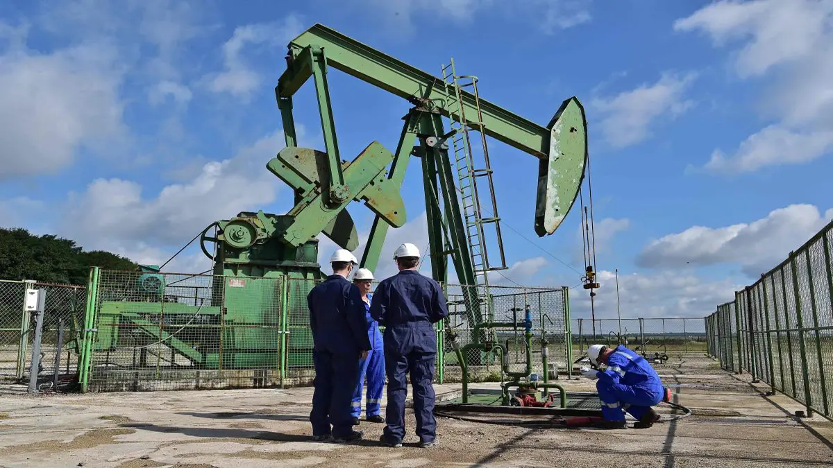 انخفاض أسعار النفط العالمية بنحو 7%‎