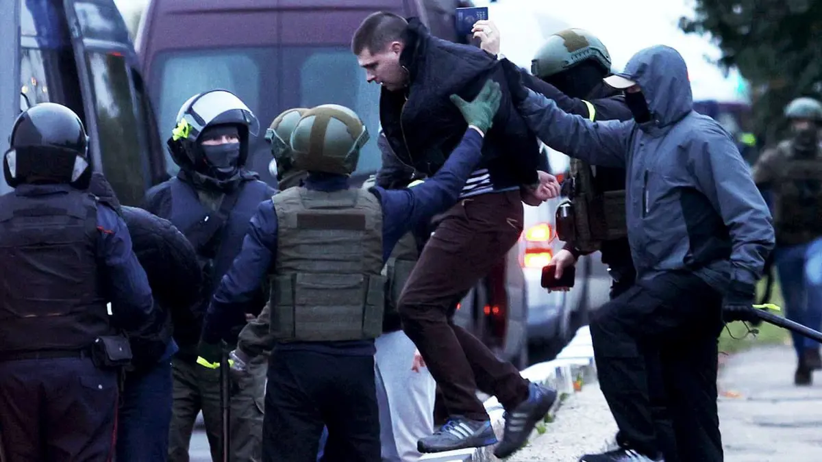 دهم وتفتيش منازل معارضين في بيلاروس 