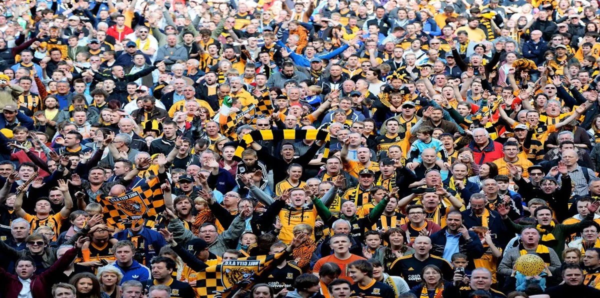 معركة شرسة بين جماهير هال سيتي وميدلسبره (فيديو)