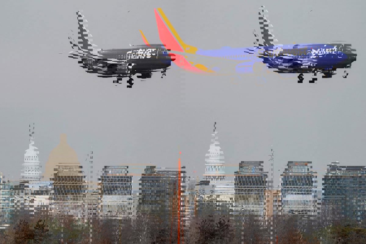 حلبة ملاكمة في الجو.. شجار على متن طائرة أمريكية (فيديو)