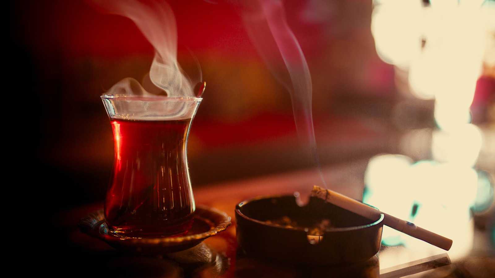 الشاي والسيجارة.. مزيج يؤدي إلى 8 أمراض قاتلة