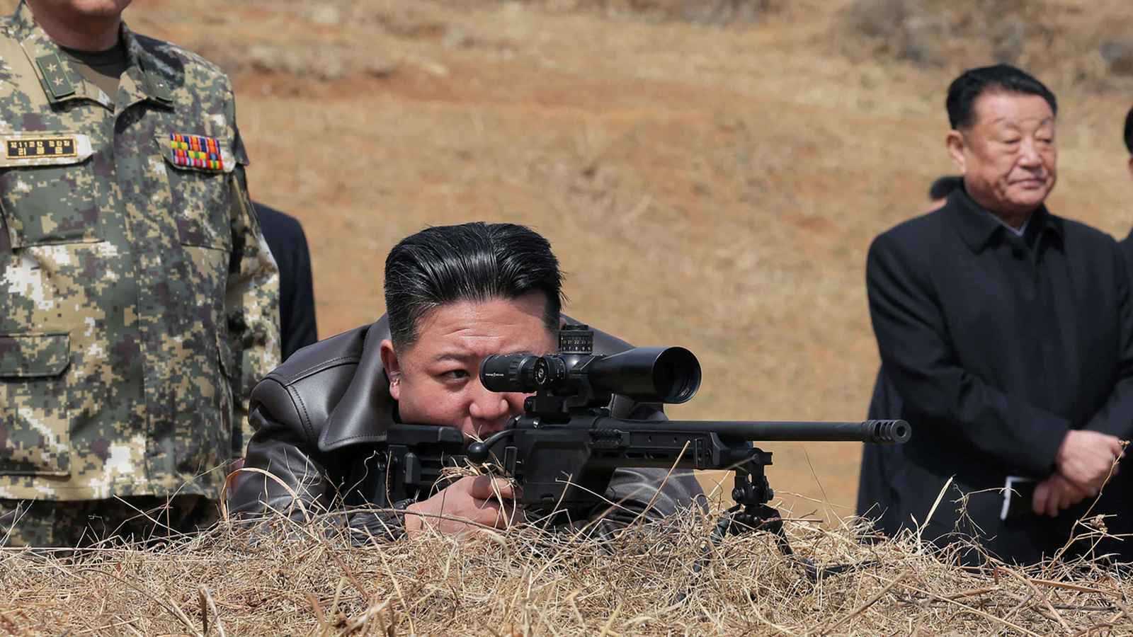 خلال تفقد قوات خاصة.. زعيم كوريا الشمالية يختبر بندقية حديثة