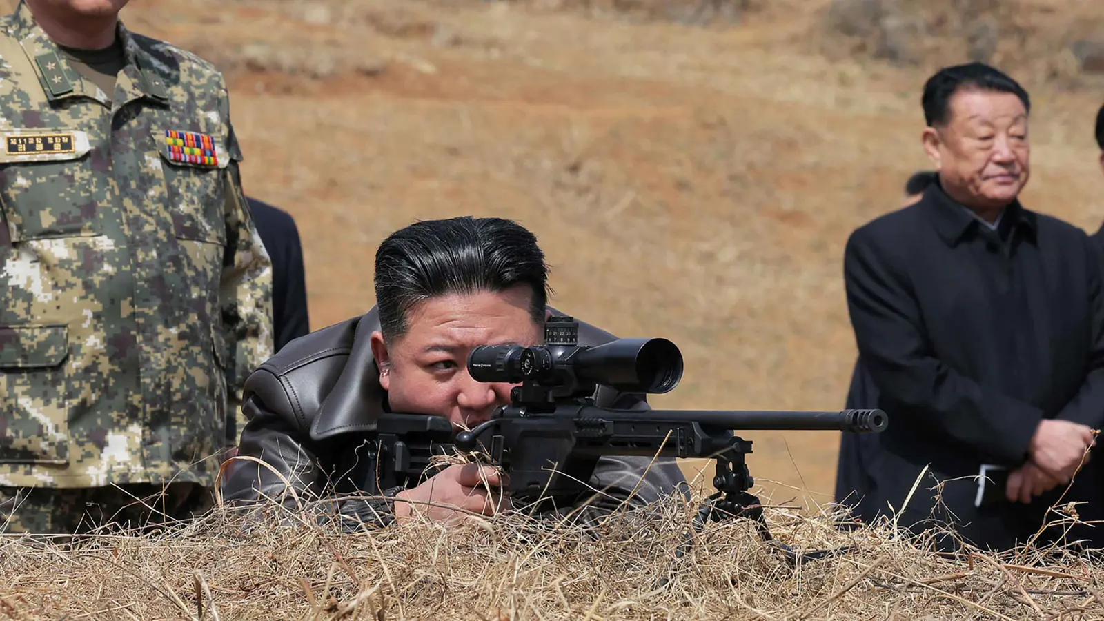 خلال تفقد قوات خاصة.. زعيم كوريا الشمالية يختبر بندقية حديثة