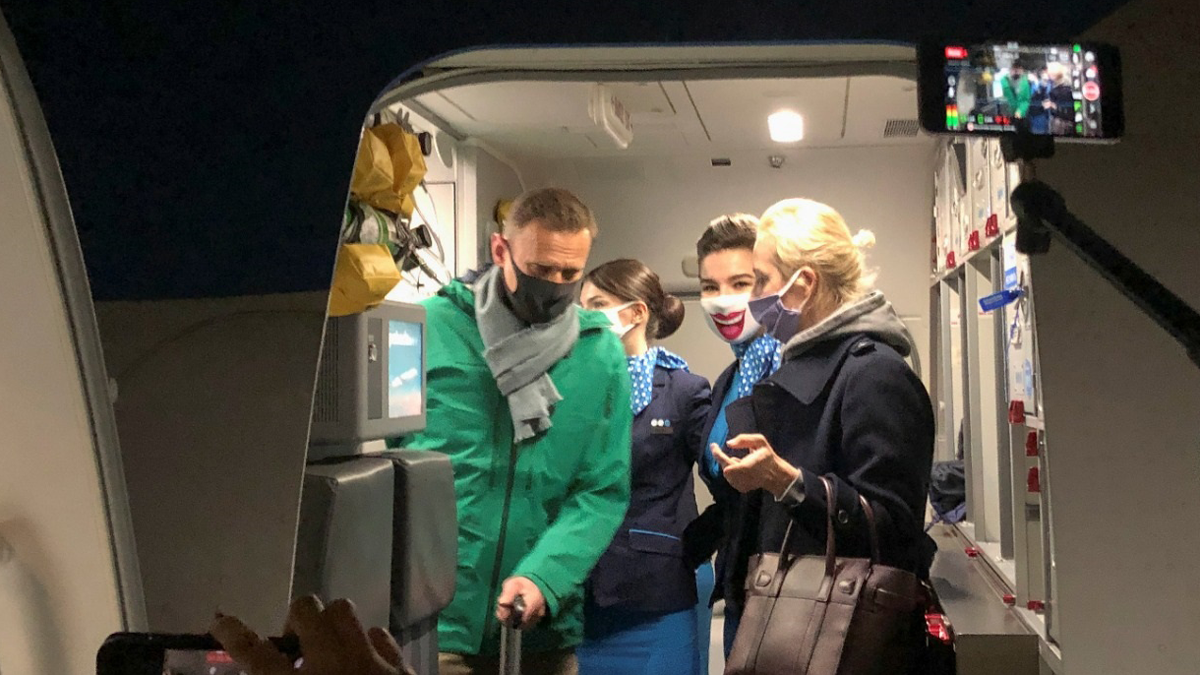 اعتقال المعارض الروسي أليكسي نافالني لدى وصوله إلى موسكو (فيديو)