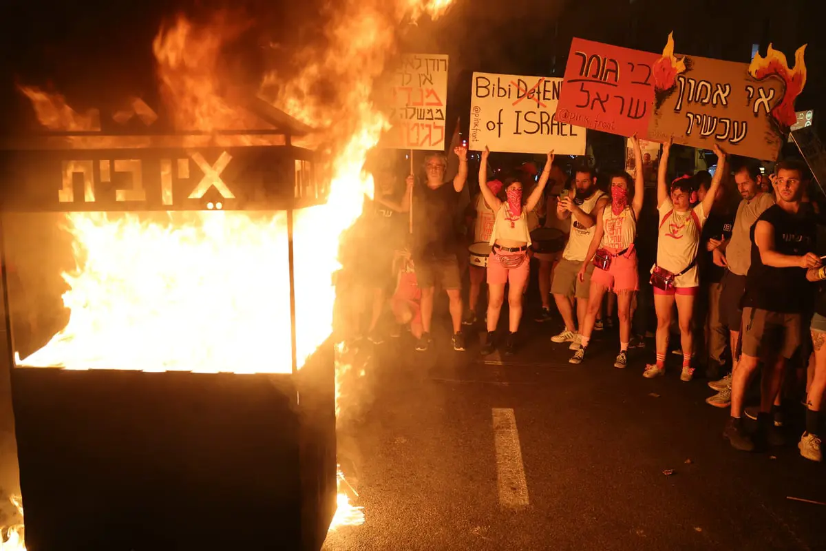 المظاهرة الأضخم منذ بدء الحرب.. إسرائيليون يصفون نتنياهو بـ"وزير الجريمة"