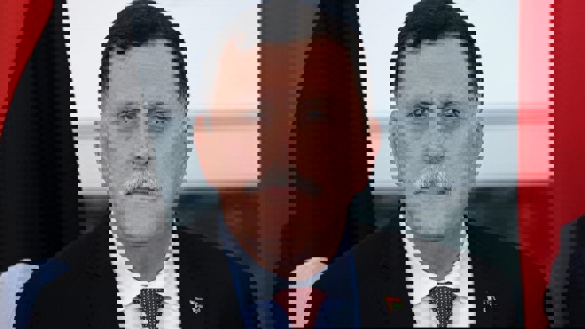 صورة السراج بجانب العلم الأمريكي تثير جدلًا في ليبيا