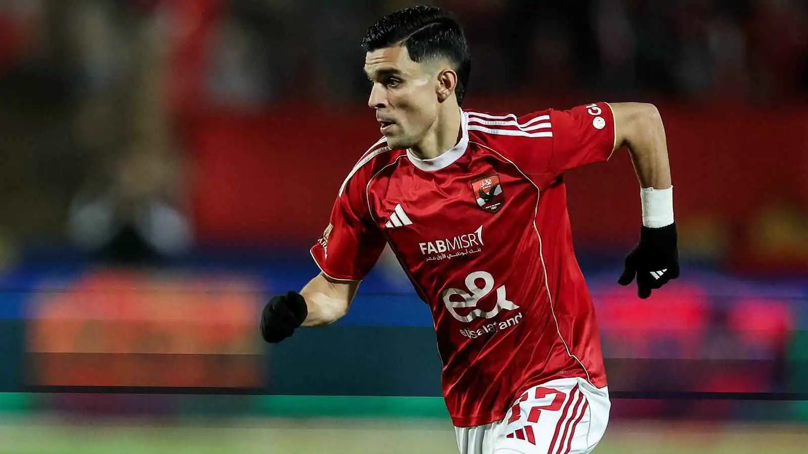 ألقى عبوات المياة أرضا.. توروب "يفجر" غضب أشرف بن شرقي  (فيديو)