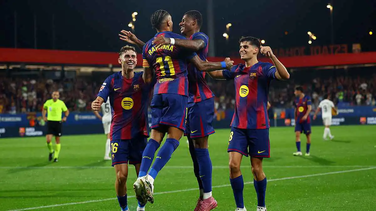 منزل في موقع مميز.. جماهير تتابع مباراة برشلونة وفالنسيا من الأسطح (فيديو)