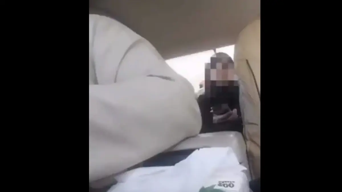 سائق سيارة أجرة يصور الراكبات دون علمهن في السعودية ‎