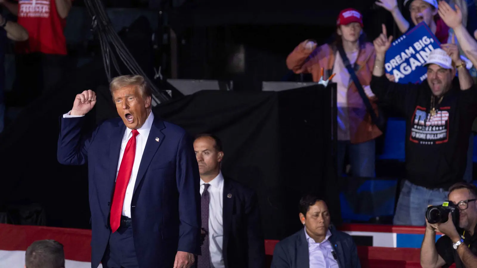 مقر ترامب.. فلوريدا تخطف أجواء التصويت من الولايات المتأرجحة