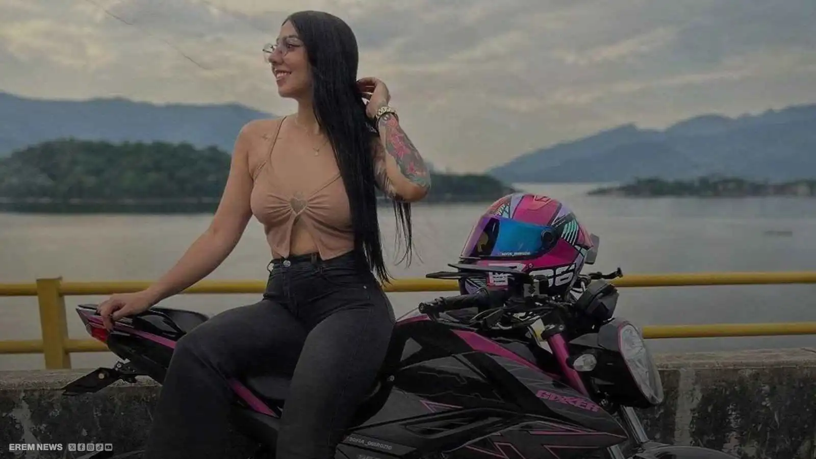 تحت عجلات شاحنة.. نهاية مؤلمة لمؤثرة في عالم الدراجات النارية (فيديو إرم)