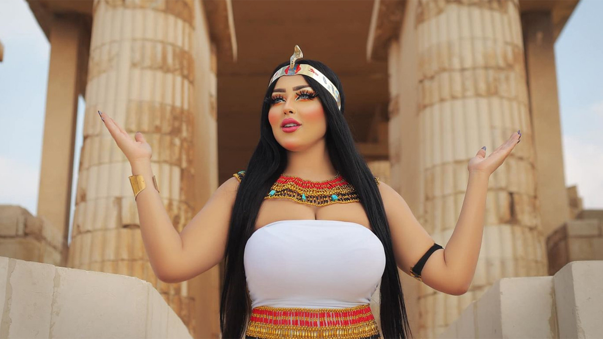 القبض على عارضة أزياء مصرية بعد جلسة تصوير جريئة بهرم سقارة