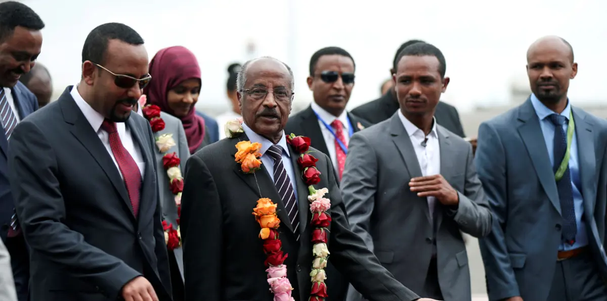 عناق وتبادل للابتسامات.. محادثات سلام تاريخية بين إثيوبيا وإرتيريا (صور)