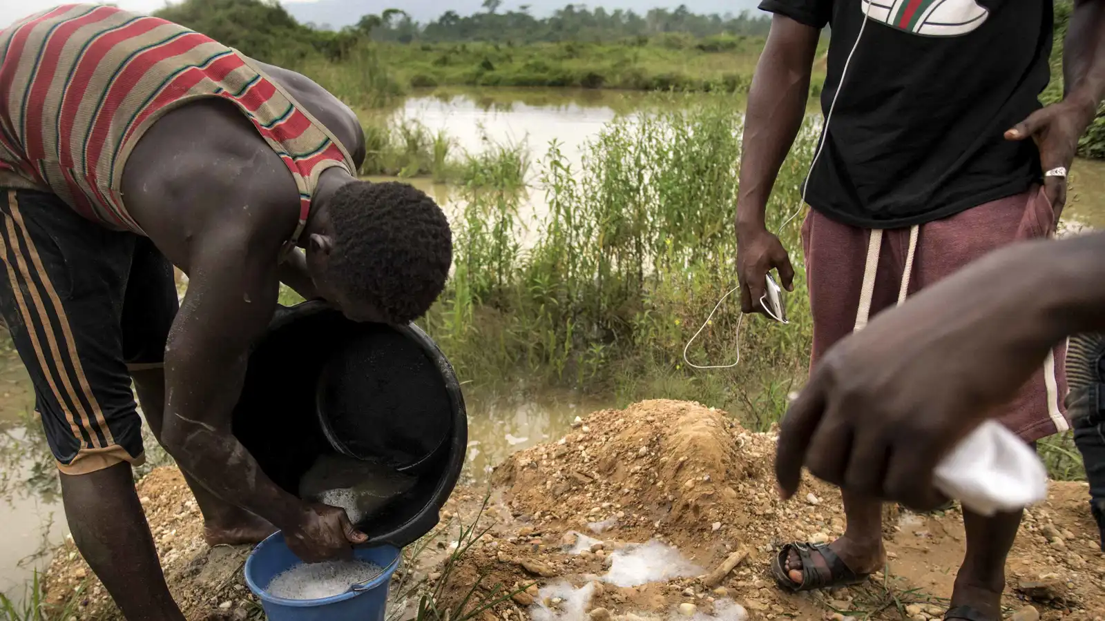 نيجريون ينقبون عن الذهب