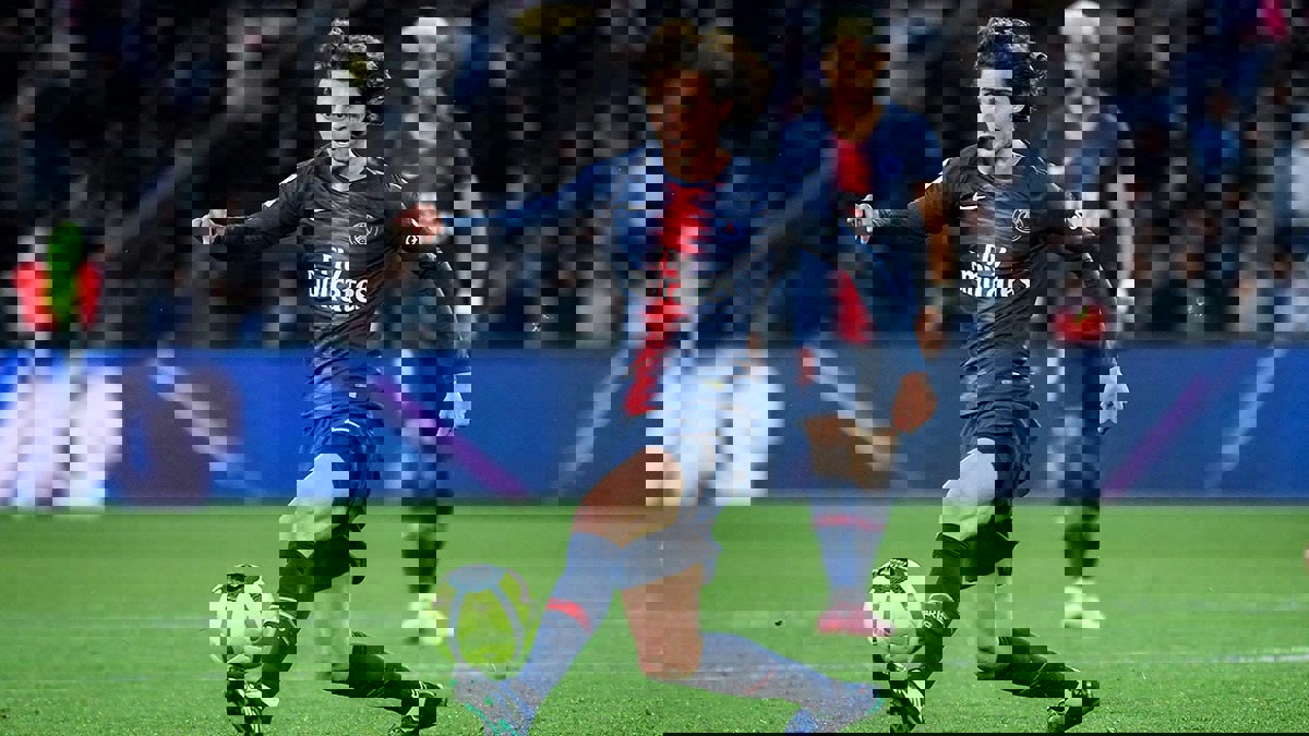 والدة آدريان رابيو في برشلونة لإنهاء الصفقة